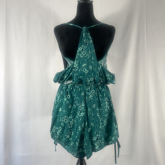 Green floral jumper, adjustable Y back, V neck, spaghetti straps,shorts,Medium - Picture 5 of 13
